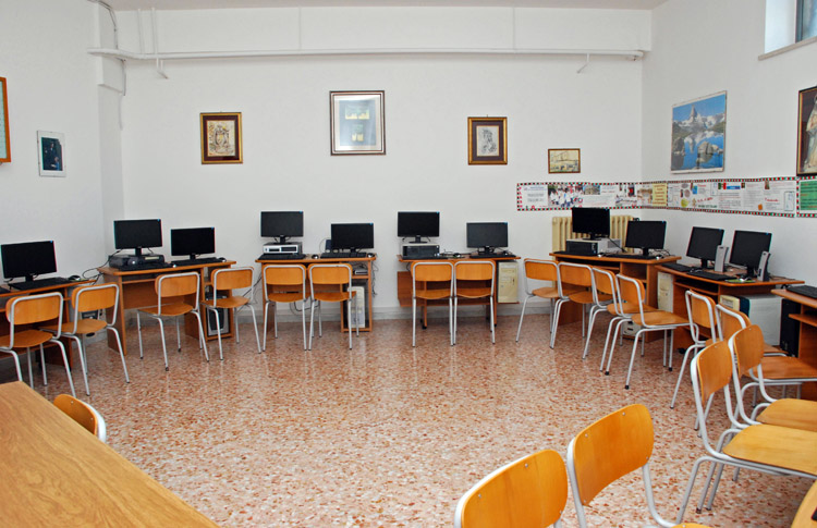 Istituto Paritario Maestre Pie Filippini - Scuola dell'Infanzia e Primaria - Otranto: Aula Informatica